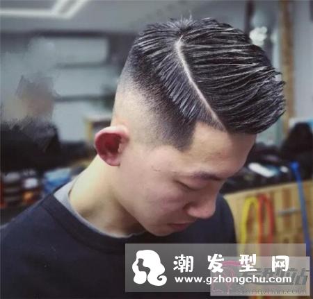 两边推掉中间厚发型 帅哥发型赶紧安排剪吧