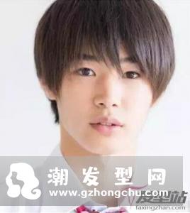 初中男生流行什么发型 简约帅气成受欢迎学长