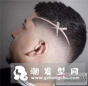 男生渐层侧削线条雕刻发型 两边剃剪出酷炫时尚