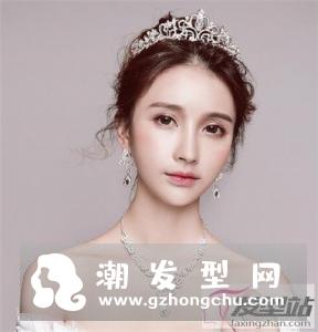 新娘简单皇冠发型 优雅高贵超有气场