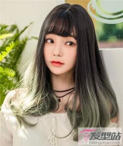 中长发烫什么发型好看 发尾内扣直发梨花头更时髦
