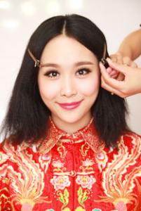新娘穿秀禾服该梳什么发型 梳端庄典雅盘发做气质新娘