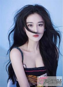 黑色哪种卷发不老气 自然黑微卷发少女感满屏