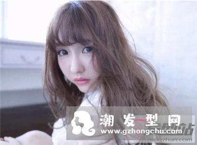 微胖女生适合的卷发 这些发型让你瘦出自信