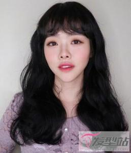 烫黑色卷发会显老吗 减龄又优雅散发女人味
