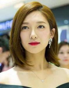 斩男“锁骨发”正流行 甜美撩人超级chic