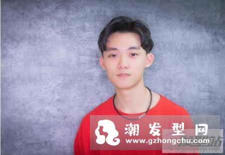 男生千万不要跟风中分？复古潮味中分发型随手拨都有型！