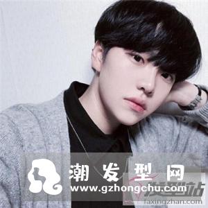 男生流行学生头发型 时尚帅气释放青春魅力