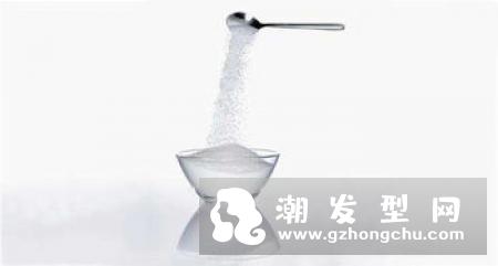 盐水洗头能治脱发吗 有什么好处