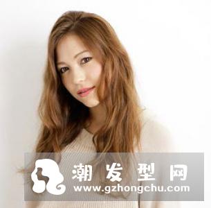 卷发保持丰盈卷度？　简单卷发打理步骤