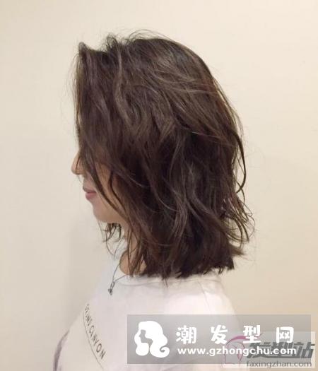中长头发烫什么卷好看 空气云朵烫让你拥有自然电棒卷度！