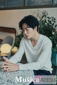 秋冬男性发型重点揭秘 刘海留起来＋发流那个弯度