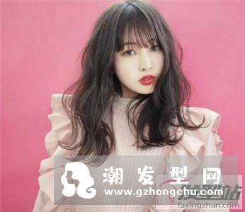 卷发流行“睡不醒风”　慵懒随性显大气