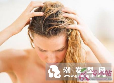 头发发尾分叉怎么办 发尾干枯分叉的修复方法