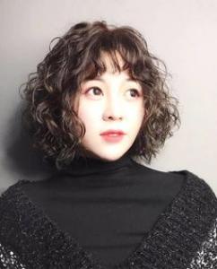短发适合波浪卷吗 波浪卷短发洋气减龄更显气质