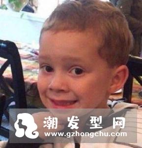 男生短发小脏辫真酷 走哪都是大家关注焦点