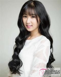黑色长发适合什么卷发 淑女风烫卷打造优雅清纯美