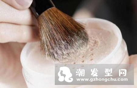 散粉脸上出油可以直接补妆吗 和眼影哪个先用