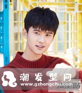男生刘海打薄好看吗 轻盈修颜晋升小脸潮男