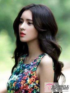 烫黑色大波浪卷发好看吗 不用染发也能散发女人味