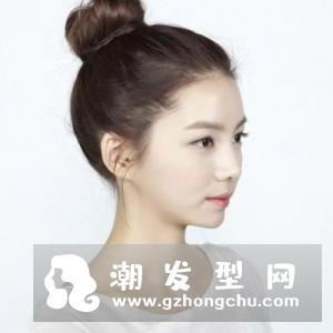 丸子头怎么扎出蓬松感 中长发怎么扎图解