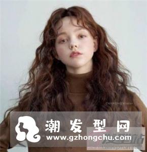 女生中长发蛋卷头 动感与时尚相融合才是最美