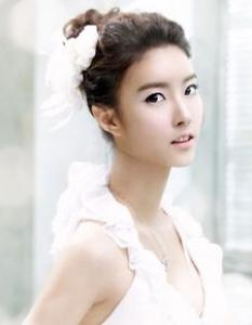 穿红色婚纱配什么发型 简约大方让新娘美貌动人