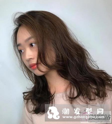 女生不可错过的外翻卷发小脸术 层次感卷发让你的脸型瞬间小一寸