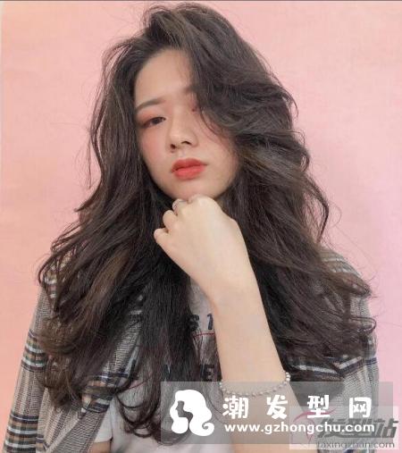 漫画真实版浪漫长发卷发发型 经典飘逸长卷发最有女神风范