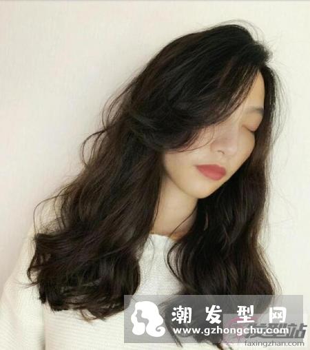 2019年可卡卷发型很流行 无论是长短发都能给你浪漫慵懒感