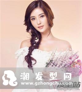 新娘长发怎么编好看 侧扎发辫变唯美仙女