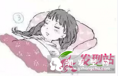 妹子们睡觉时候的头发 睡觉时头发正确的放置方式