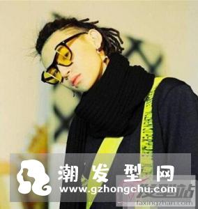 男生短发小脏辫真酷 走哪都是大家关注焦点