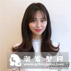 高额头学生党发型女生 中长卷发配刘海摆脱高额头烦恼