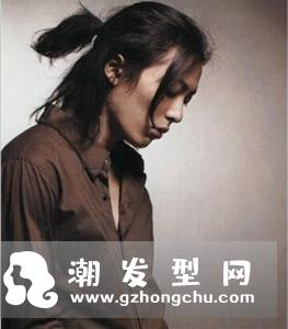 男生小辫子发型后脑勺 引人注意显帅气俏皮魅力