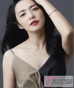 烫黑色卷发会显老吗 减龄又优雅散发女人味