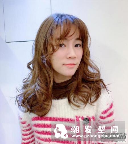 女生不可错过的外翻卷发小脸术 层次感卷发让你的脸型瞬间小一寸