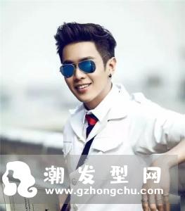 二十出头男生适合什么发型 款款帅气撩你没商量