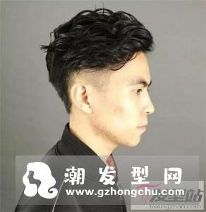 最新潮流男士发型 两边剃掉中间留长很时髦