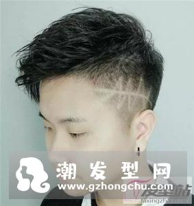 最新潮流男士发型 两边剃掉中间留长很时髦