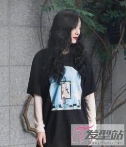 烫黑色卷发会显老吗 减龄又优雅散发女人味