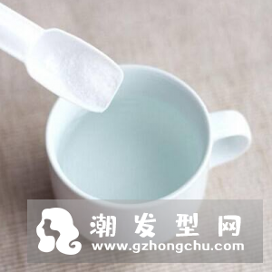 用盐水洗头的步骤 能生发吗