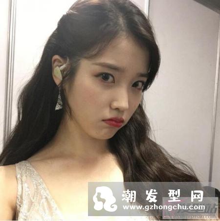 大波浪卷发已经过气，女星模特都爱上减龄又易打理的微卷发型！