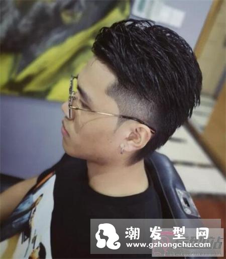 两边推掉中间厚发型 帅哥发型赶紧安排剪吧