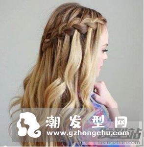 卷发怎么扎简单好看 瀑布辫编发自然又迷人
