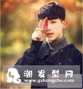 适合18岁男生的发型 简约中不乏时尚帅气感