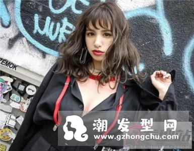 卷发流行“睡不醒风”　慵懒随性显大气