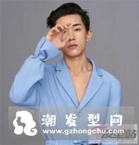 易烊千玺新发型叫什么 最新写真发型侧颜正面照迷人