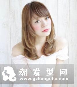 日常好看又显瘦的发型 甜美中长直发梨花卷是首先