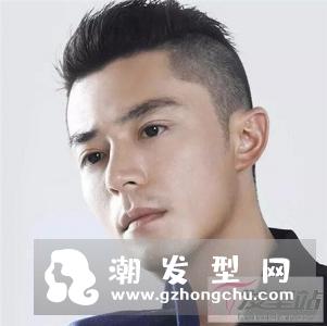男生两边剃掉中间留长 铲青头发型最显男生帅气阳光